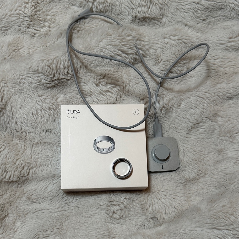 Oura Ring with Silver and Gray Charger